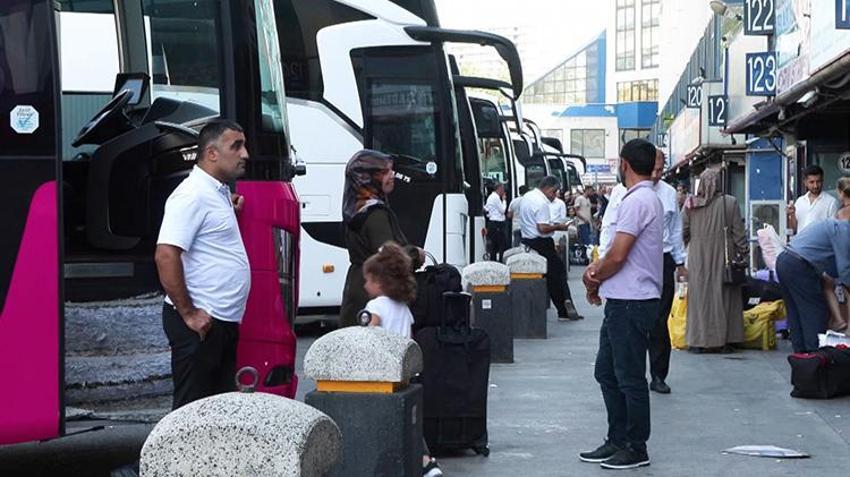 Memleketlerine gidenler İstanbul'a dönüyor! Okulların açılmasına bir hafta kala otogarlarda hareketlilik başladı
