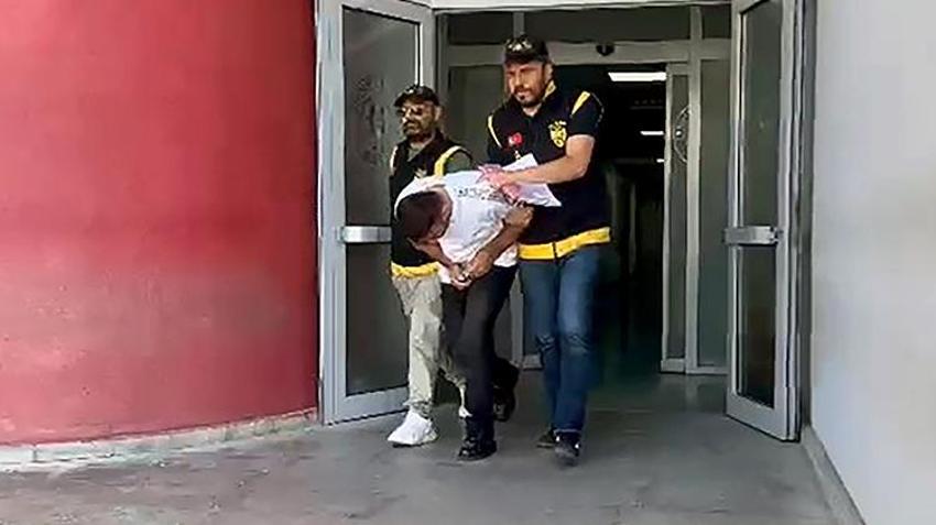 Adana'daki fuhuş operasyonunda ilginç görüntüler! Kadınlar gizli bölmeye kaçtı