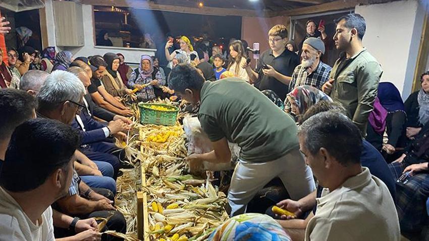 200 yıllık geleneğe sahip çıktılar: Bartın'da mısır imecesi ile tarihi yeniden canlandırdılar