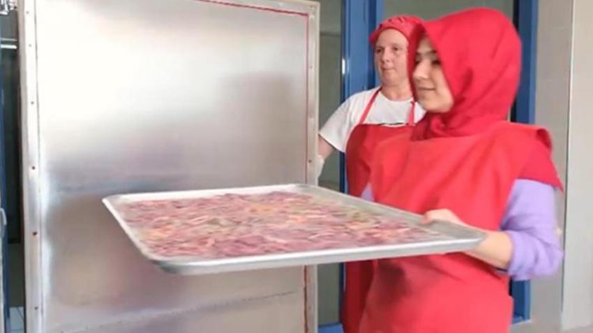 Anneler üretiyor çocuklar yarışıyor: Makarna ve tarhana satıp çocuklarını şampiyon yaptılar!