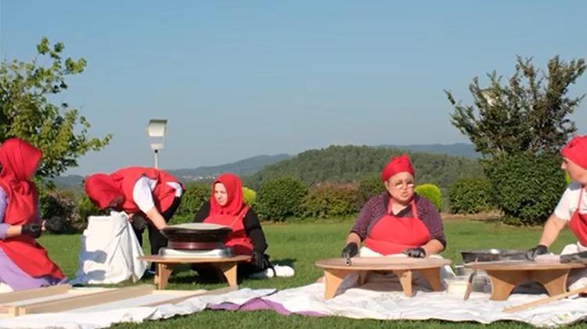 Anneler üretiyor çocuklar yarışıyor: Makarna ve tarhana satıp çocuklarını şampiyon yaptılar!