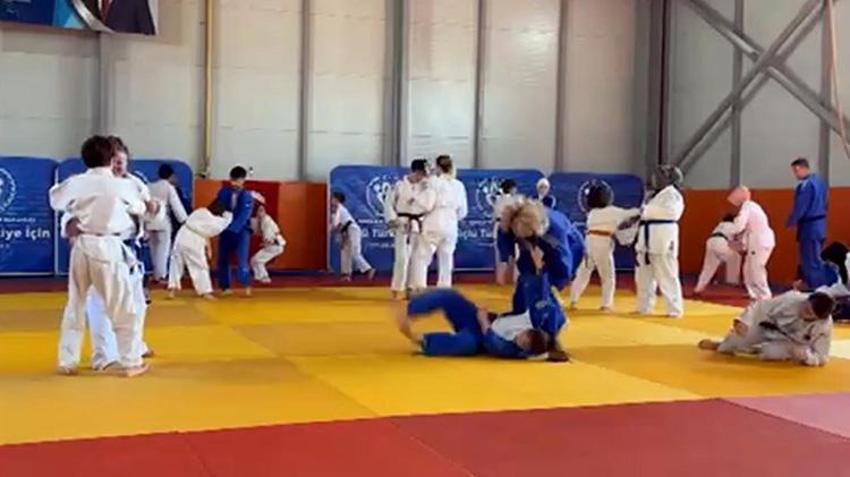 Anneler üretiyor çocuklar yarışıyor: Makarna ve tarhana satıp çocuklarını şampiyon yaptılar!