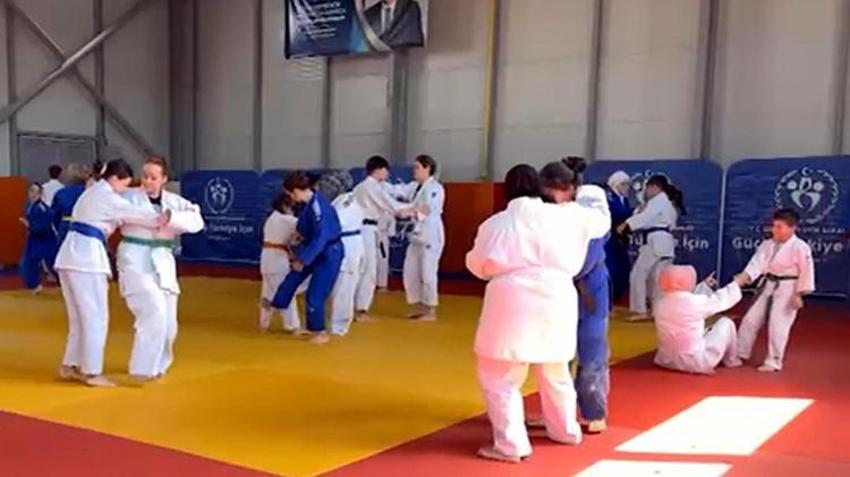 Anneler üretiyor çocuklar yarışıyor: Makarna ve tarhana satıp çocuklarını şampiyon yaptılar!