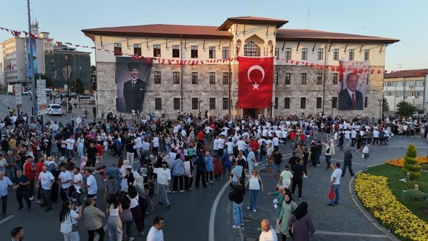 Sivas'ta eşsiz görüntü: Aynı anda binlerce kişi halay çekti