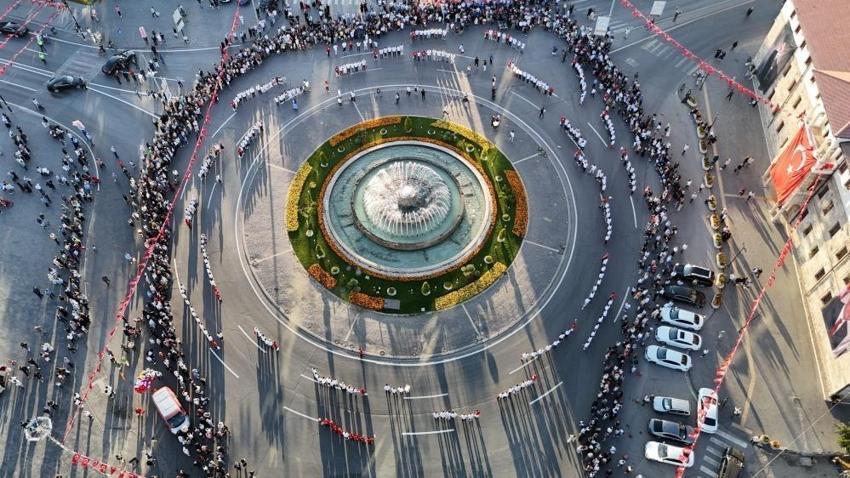 Sivas'ta eşsiz görüntü: Aynı anda binlerce kişi halay çekti