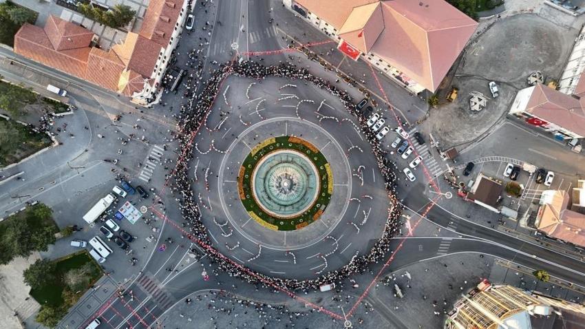 Sivas'ta eşsiz görüntü: Aynı anda binlerce kişi halay çekti