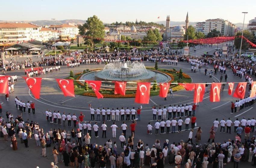 Sivas'ta eşsiz görüntü: Aynı anda binlerce kişi halay çekti