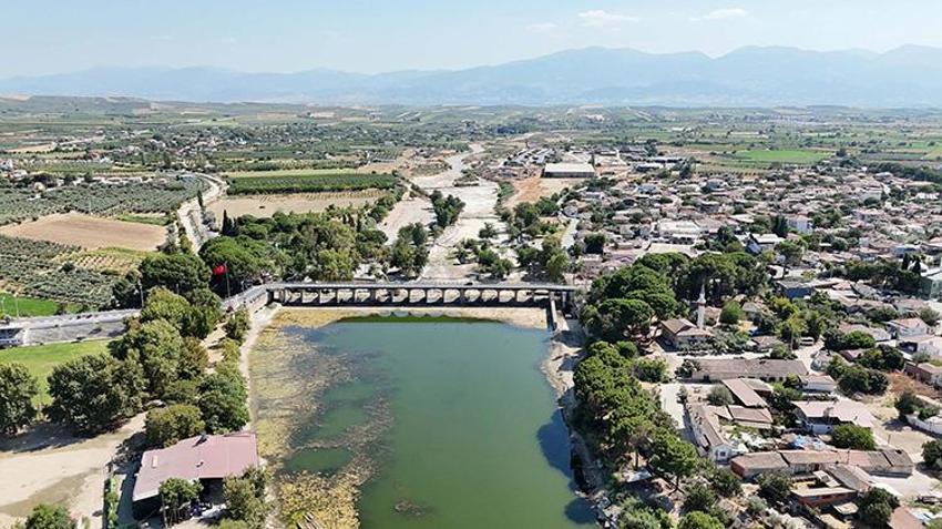 Gediz Nehri'nde endişe veren görüntüler! Yarı yarıya düştü, Çiftçiler kara kara düşünüyor