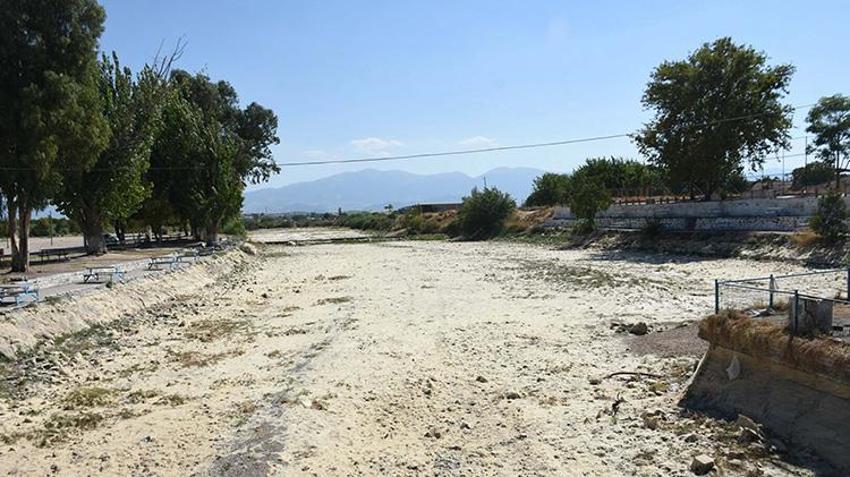 Gediz Nehri'nde endişe veren görüntüler! Yarı yarıya düştü, Çiftçiler kara kara düşünüyor
