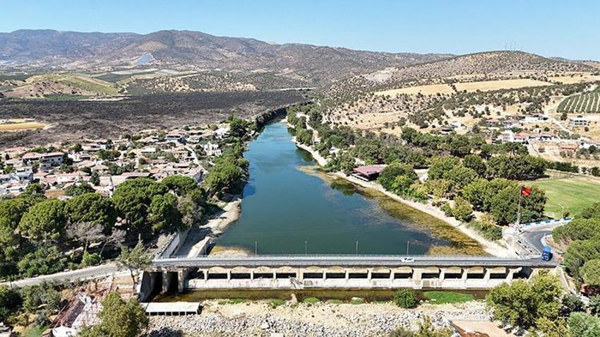 Gediz Nehri'nde endişe veren görüntüler! Yarı yarıya düştü, Çiftçiler kara kara düşünüyor