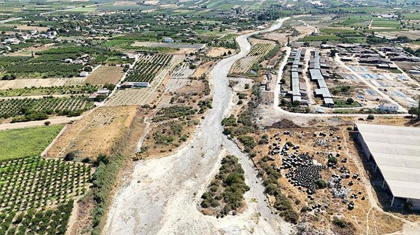 Gediz Nehri'nde endişe veren görüntüler! Yarı yarıya düştü, Çiftçiler kara kara düşünüyor