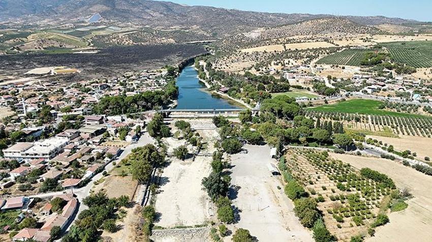 Gediz Nehri'nde endişe veren görüntüler! Yarı yarıya düştü, Çiftçiler kara kara düşünüyor