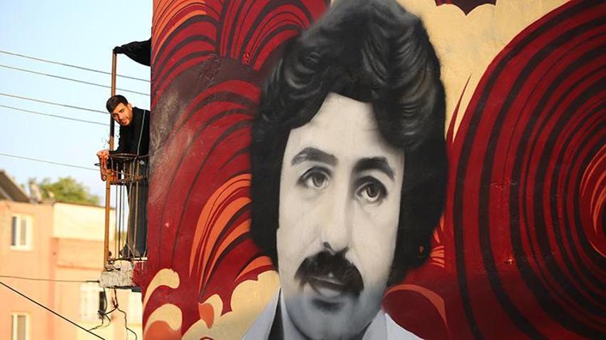 Efsane sanatçıların yüzleri, Adana'da şehrin duvarlarına resmedildi