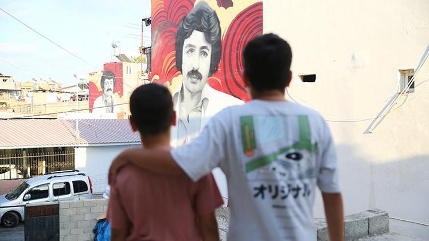 Efsane sanatçıların yüzleri, Adana'da şehrin duvarlarına resmedildi