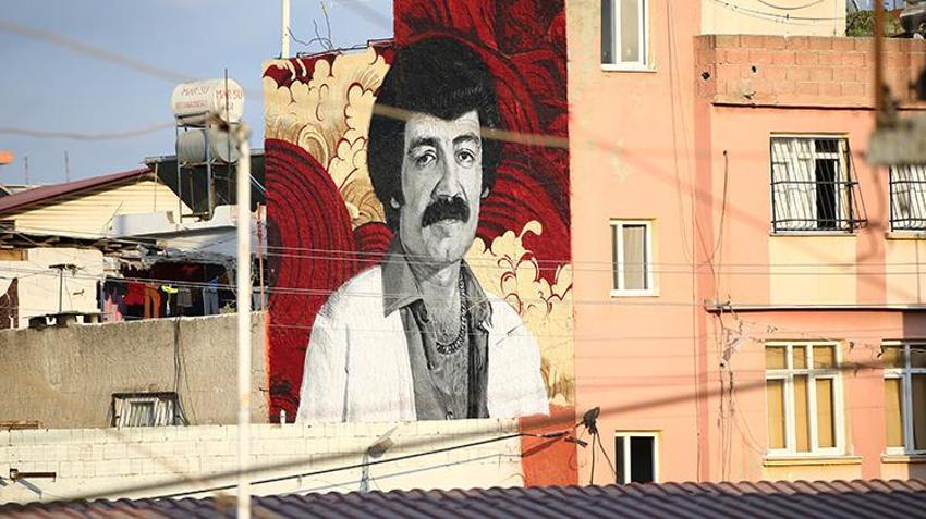 Efsane sanatçıların yüzleri, Adana'da şehrin duvarlarına resmedildi