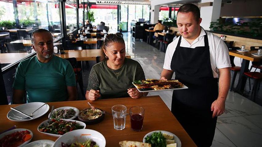 Adana'nın en iyi garsonu! Elinden Adana kebap ve şalgam düşmüyor