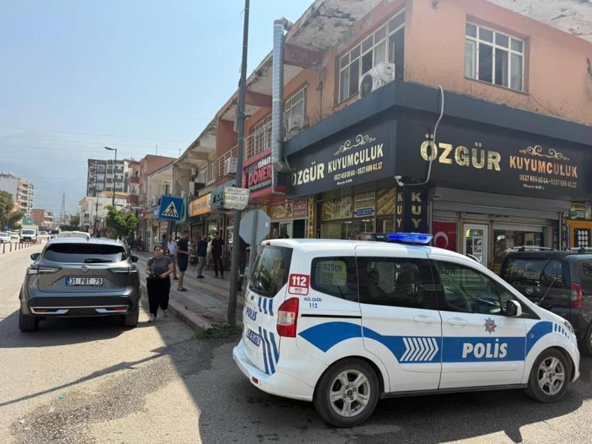 Hatay'da kuyumcu soymaya çalışan acemi hırsızların hali kameraya yansıdı! Kuyumcunun cesareti böyle görüntülendi