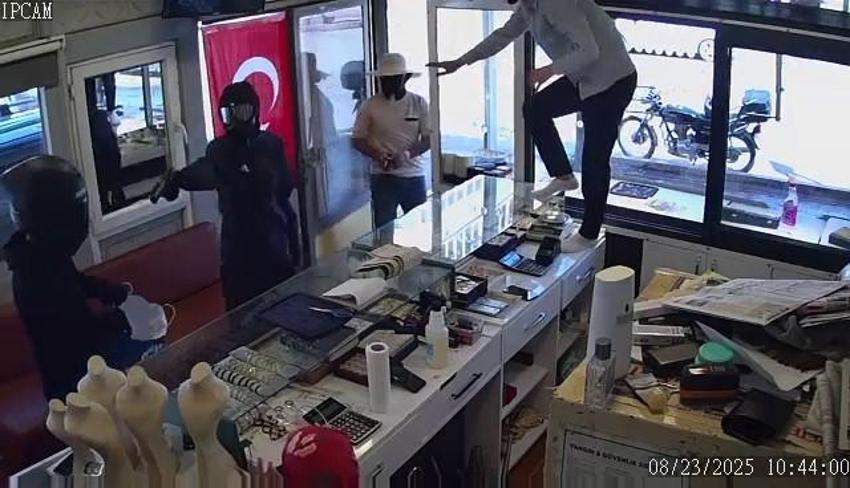 Hatay'da kuyumcu soymaya çalışan acemi hırsızların hali kameraya yansıdı! Kuyumcunun cesareti böyle görüntülendi