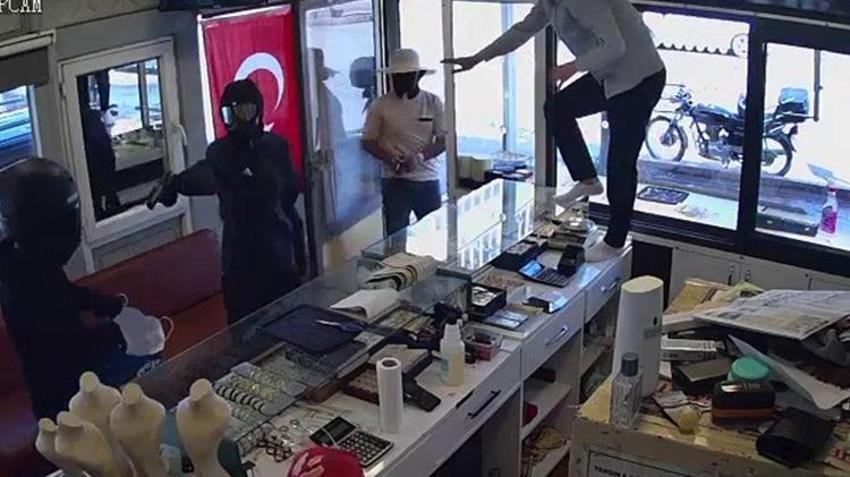 Hatay'da kuyumcu soymaya çalışan acemi hırsızların hali kameraya yansıdı! Kuyumcunun cesareti böyle görüntülendi