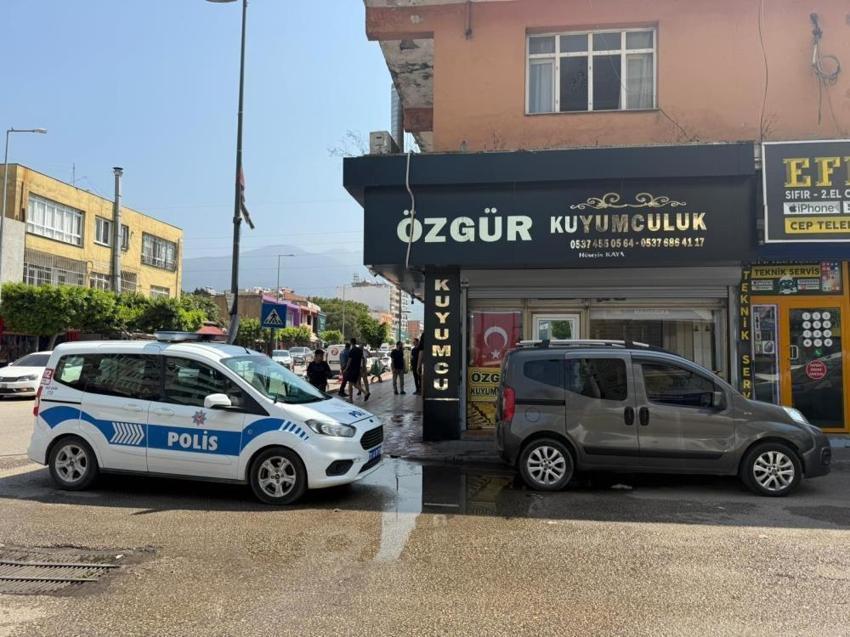 Hatay'da kuyumcu soymaya çalışan acemi hırsızların hali kameraya yansıdı! Kuyumcunun cesareti böyle görüntülendi