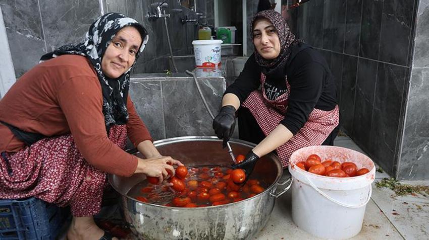 Binbir emekle hazırlanıp kazanlarda kaynatılıyor! Bir kavanozu 350 TL'den satılıyor! Hatay’da kadınların gücü ekonomiye can veriyor