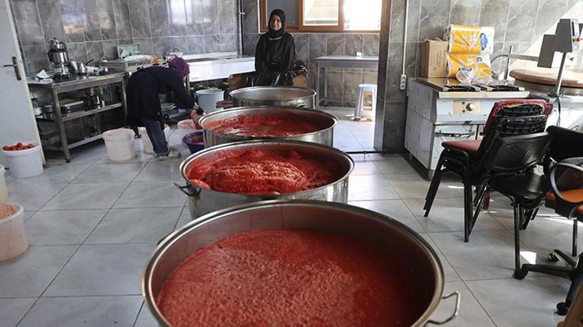 Binbir emekle hazırlanıp kazanlarda kaynatılıyor! Bir kavanozu 350 TL'den satılıyor! Hatay’da kadınların gücü ekonomiye can veriyor