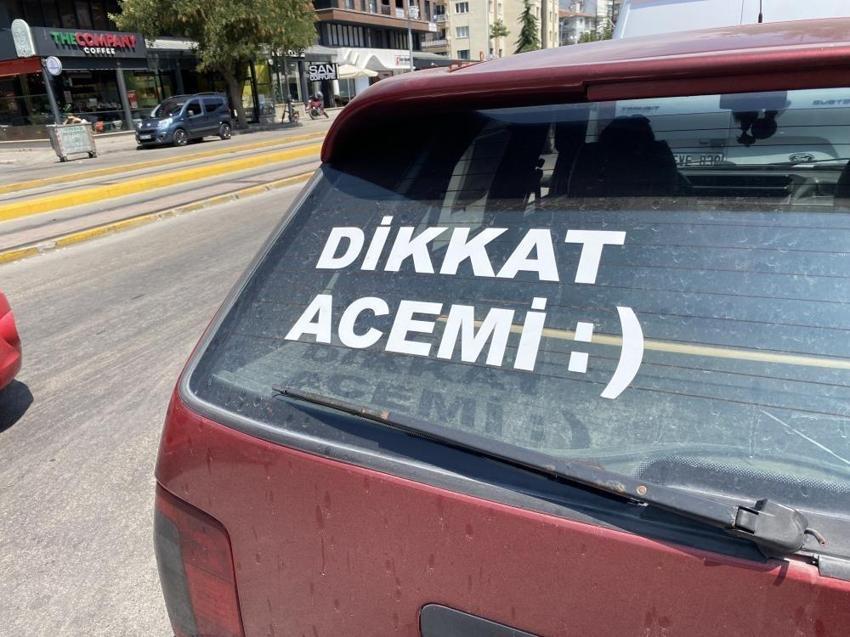 Eskişehir'de trafiğe hiç takılmayan araba: Arka cama yazdığı not kendisini koruyor