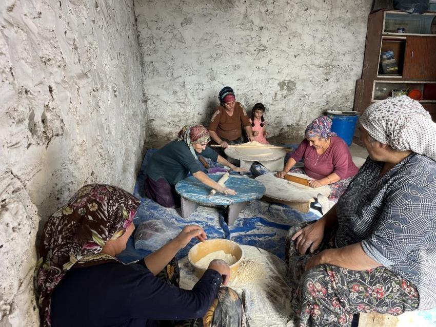 Kars'ta kadınlar imece usulü kışa hazırlık yapıyor! Undan hamura dönüştü kesilip kurutmaya bırakıldı