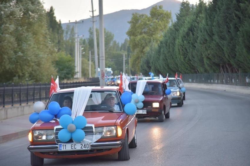 Sünnet düğününü nostaljik araçlarla yaptılar! Bilecik'te şehir turu neşeyle geçti