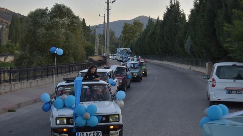 Sünnet düğününü nostaljik araçlarla yaptılar! Bilecik'te şehir turu neşeyle geçti