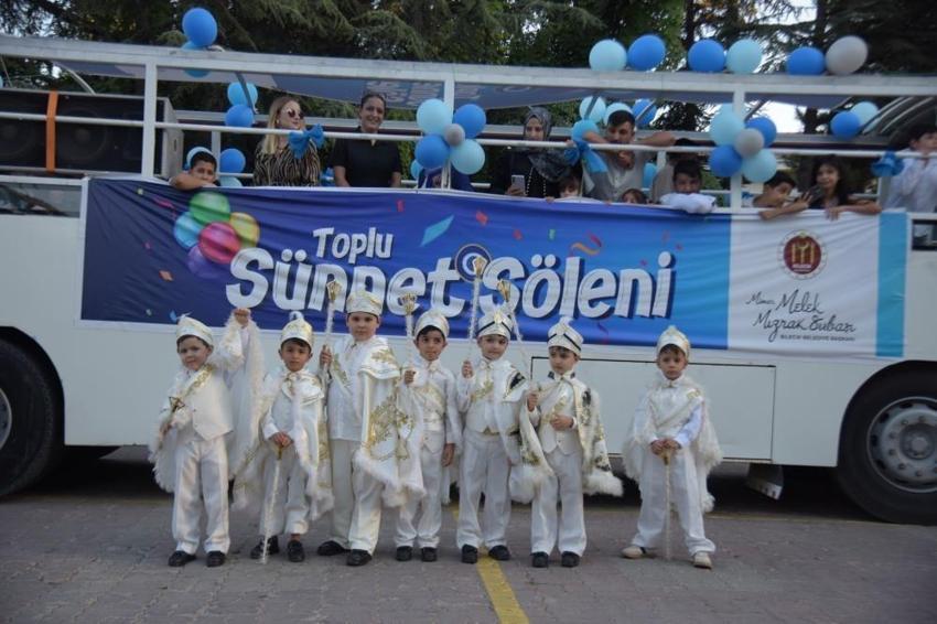 Sünnet düğününü nostaljik araçlarla yaptılar! Bilecik'te şehir turu neşeyle geçti