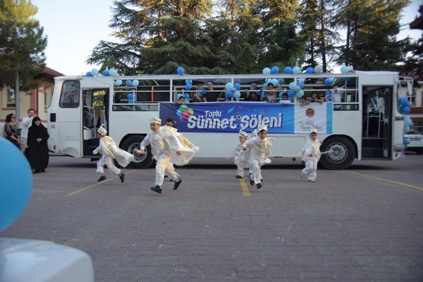 Sünnet düğününü nostaljik araçlarla yaptılar! Bilecik'te şehir turu neşeyle geçti