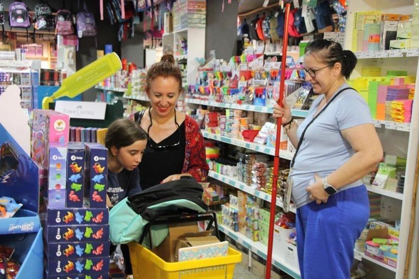 Okul alıverişi için kırtasiyelerde kuyruklar oluşmaya başladı! Veli de memnun kırtasiyeci de!