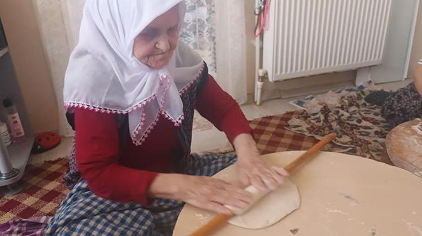 Zeynep Nine ve komşuları kolları sıvadı: Harıl harıl kışlık erişte hazırlığı