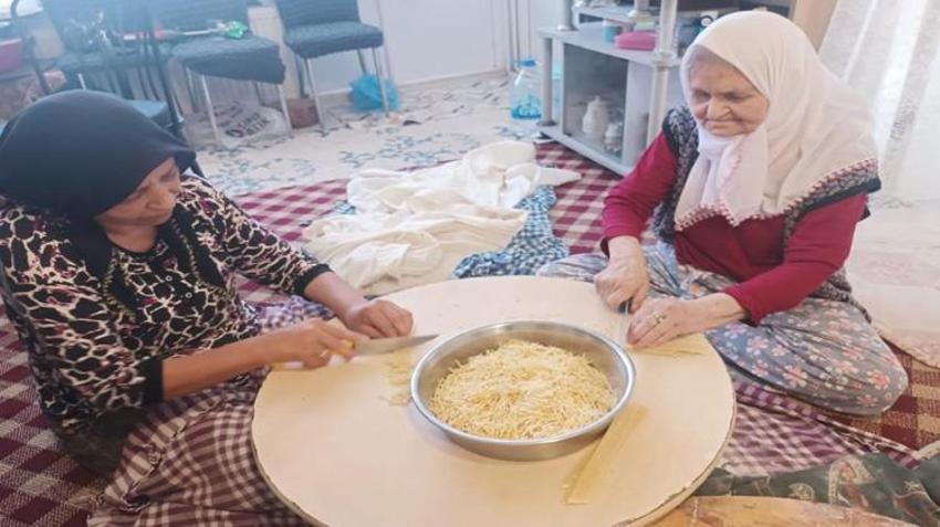 Zeynep Nine ve komşuları kolları sıvadı: Harıl harıl kışlık erişte hazırlığı