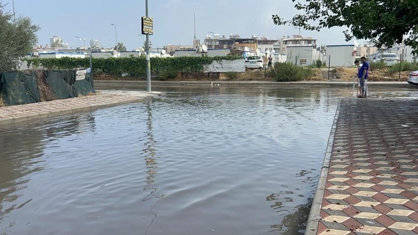 65 yıl sonra Hatay'da görüldü! Yollar göle döndü