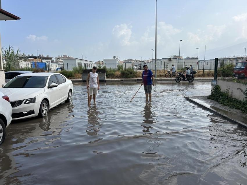 65 yıl sonra Hatay'da görüldü! Yollar göle döndü