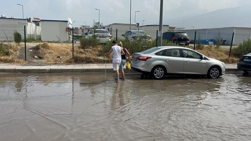 65 yıl sonra Hatay'da görüldü! Yollar göle döndü