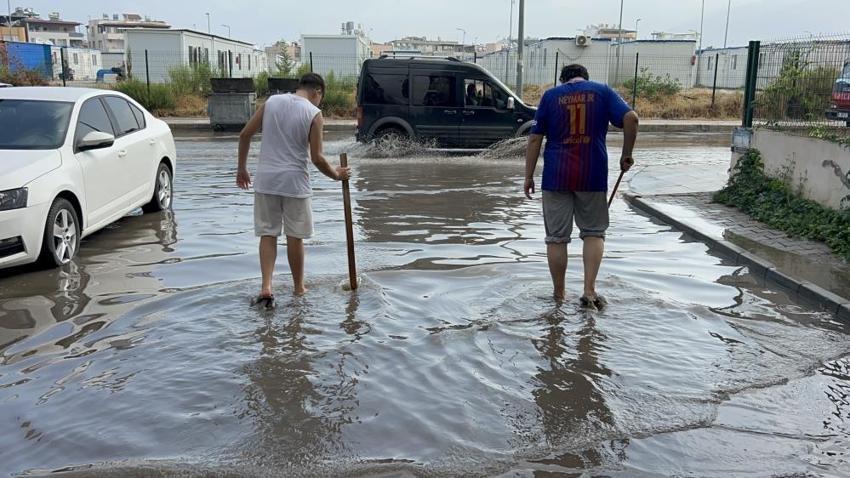 65 yıl sonra Hatay'da görüldü! Yollar göle döndü