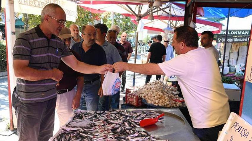 Balık sezonu başladı, Eskişehir'de balıkçılar 6 ton balığı ücretsiz dağıttı!