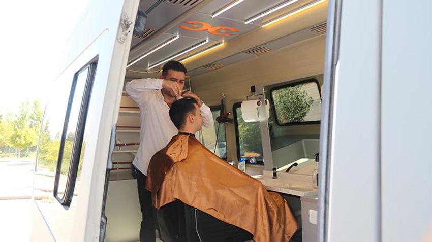 Tüm bildiklerinizi unutun! Bu berber başka berber, tek telefonla müşterinin ayağına gidiyor