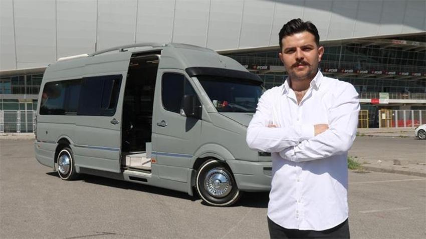 Tüm bildiklerinizi unutun! Bu berber başka berber, tek telefonla müşterinin ayağına gidiyor