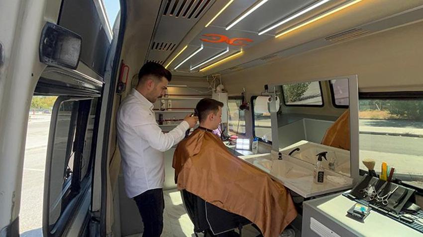 Tüm bildiklerinizi unutun! Bu berber başka berber, tek telefonla müşterinin ayağına gidiyor