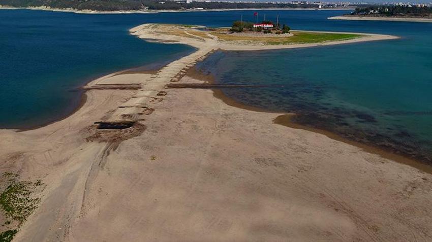 Sular çekildi, yol ortaya çıktı! Adana’daki Sevgi Adası'na artık yürüyerek gidiliyor