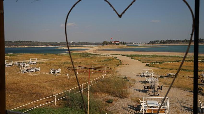 Sular çekildi, yol ortaya çıktı! Adana’daki Sevgi Adası'na artık yürüyerek gidiliyor