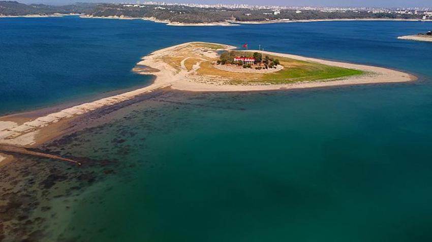 Sular çekildi, yol ortaya çıktı! Adana’daki Sevgi Adası'na artık yürüyerek gidiliyor
