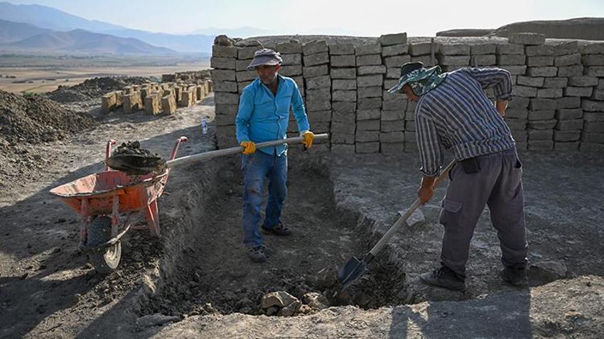 Van'ın köyünde ilk kez keşfedildi! Profesörler şaştı kaldı, yüzlercesi tek delikten çıktı