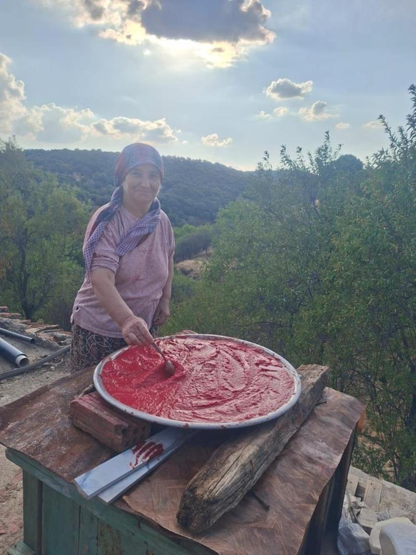 Manisalı kadınlar kışa hazır: Yiyecek mesaisi devam ediyor