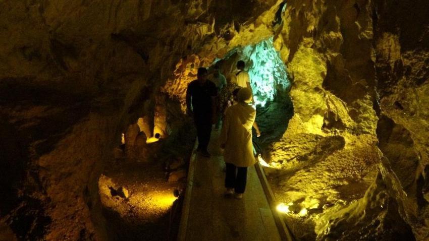 Suları tükendi ama ziyaretçi akını var! Türkiye'nin ilk turistik mağarası Burdur'da yer alıyor