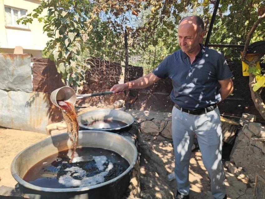 Hasat yapıldı, pekmeze geçildi! Katkısız işleniyor, ailelerin gelir kapısı oldu